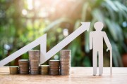 如何知曉基金分類中的A類C類區(qū)別？A類C類在投資選擇上有何不同？