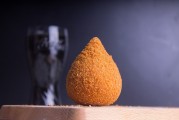 夢(mèng)到吃爆米花，寓意與解讀，夢(mèng)到吃爆米花的寓意與解讀