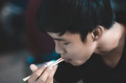 飯錢游戲免費(fèi)游戲——一窺當(dāng)代年輕人的生活現(xiàn)狀，飯錢游戲，年輕人的現(xiàn)實(shí)生活反映