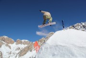 一場(chǎng)在雪地里舉行的冰上運(yùn)動(dòng)會(huì)，雪地里的冰雪英雄賽，一次精彩絕倫的冰上運(yùn)動(dòng)盛會(huì)