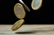 如何分析紙黃金價值與黃金價值的關(guān)系？這種關(guān)系對投資策略有何影響？