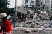“相當于約一千顆原子彈”！強震后的緬甸曼德勒40℃高溫，中國翡翠商人擠在后備廂緊急逃難