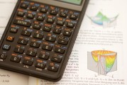 紙黃金交易的優(yōu)勢與風(fēng)險有哪些？這些因素如何影響貴金屬投資者的決策？