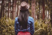 女人夢到頭發(fā)掉了好多，解析夢境與心理暗示，女人夢到頭發(fā)大量掉落的心理暗示與解析
