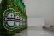 飛天茅臺散瓶跌破2300還沒止跌，原箱2365元，茅臺先穩(wěn)股價超30億元首次回購
