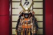 鎧甲勇士，自由戰(zhàn)神是一款由日本萬(wàn)代南夢(mèng)宮公司研發(fā)并發(fā)行的動(dòng)作冒險(xiǎn)類(lèi)手游。在游戲中，玩家將扮演鎧甲勇士，在多元化的關(guān)卡中擊敗各種強(qiáng)大的敵人，并收集和培養(yǎng)角色的裝備、技能等元素，提升自己的戰(zhàn)斗力。，鎧甲勇士，自由戰(zhàn)神