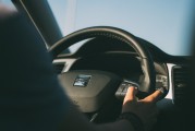 如何安全拆卸邁銳寶車型的手套箱？這種拆卸對車輛內(nèi)部安全有何影響？