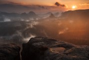 免費(fèi)下載恐龍游戲，你的冒險(xiǎn)旅程從此開始，發(fā)掘失落的王國，海量恐龍游戲等待你下載！