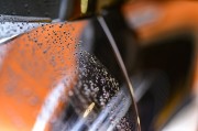 如何去除汽車玻璃油膜？這種清潔方法對(duì)視線清晰度有何影響？