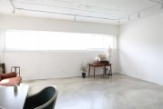 如何進(jìn)行墻紙貼飾以美化居住空間？這種裝飾技巧對(duì)家居風(fēng)格有何影響？