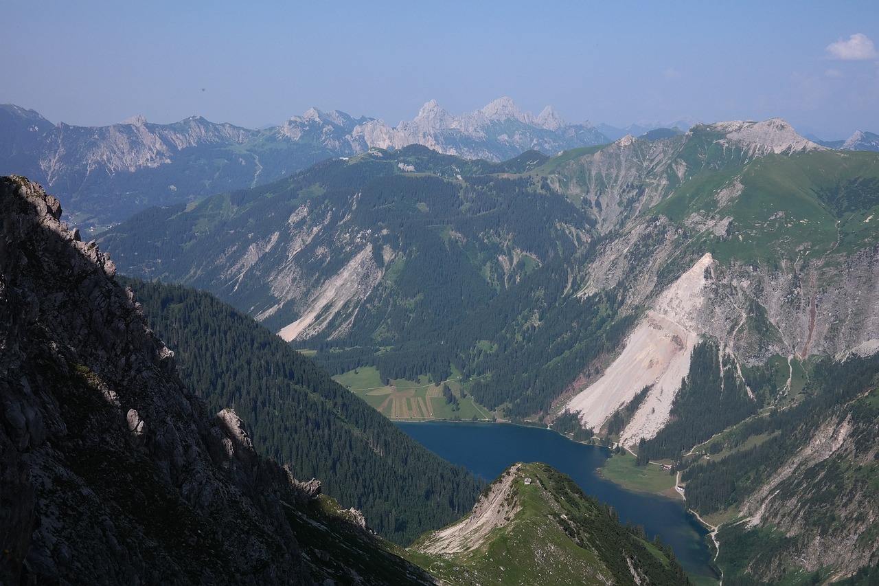 夢魘之境——山體滑坡的驚懼與思考，山體滑坡的驚懼與思考，夢魘之境的挑戰(zhàn)