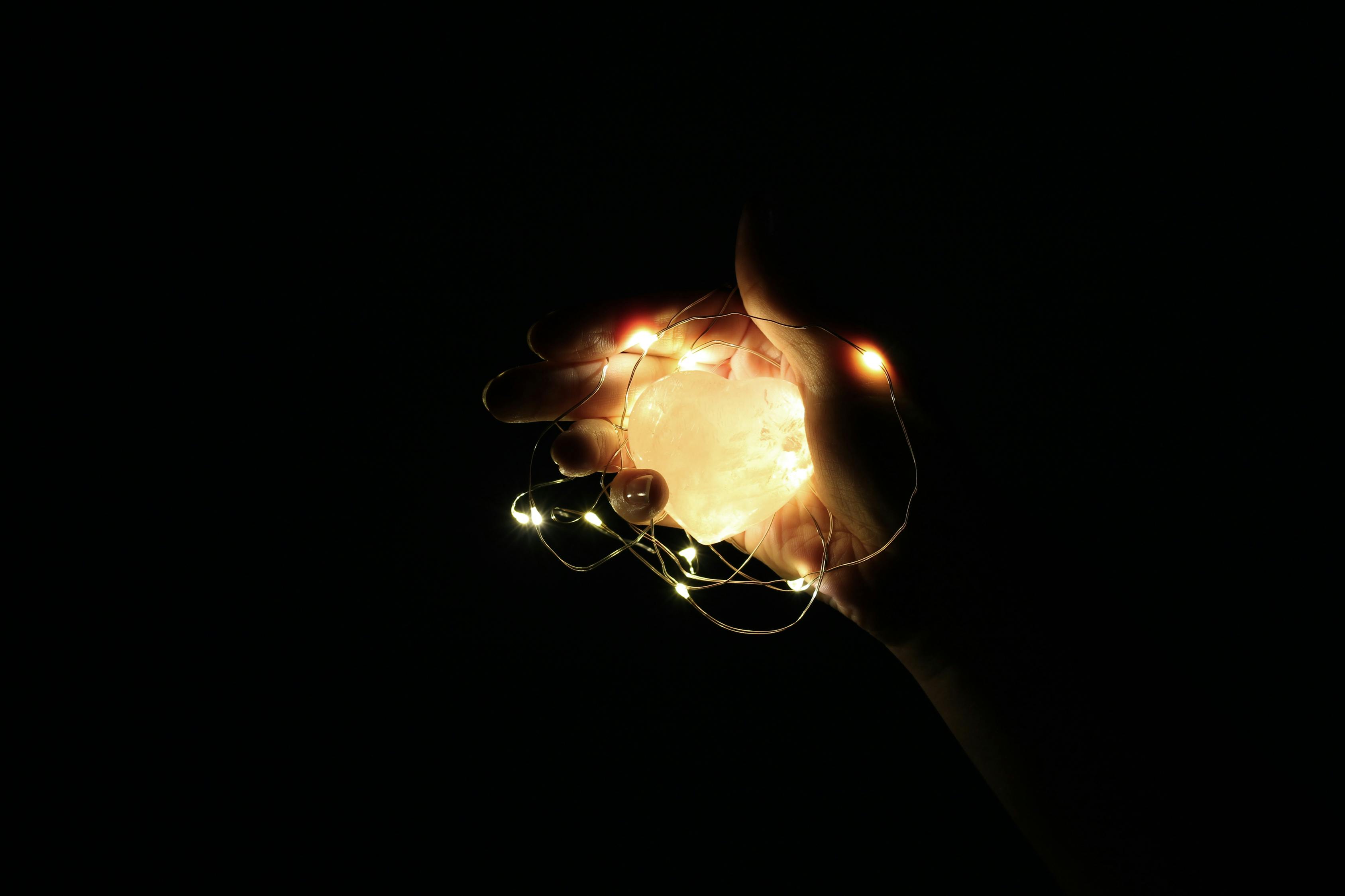 夢(mèng)魘之影，被黑狗咬手的夢(mèng)境解析