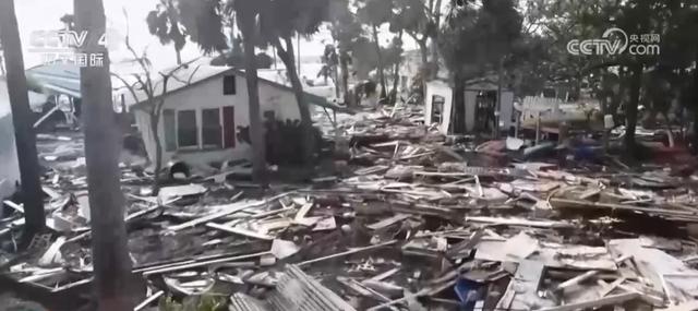 至少90人死亡，仍有240萬用戶斷電，美國損失預(yù)計上千億美元！“就像被炸彈炸過”
