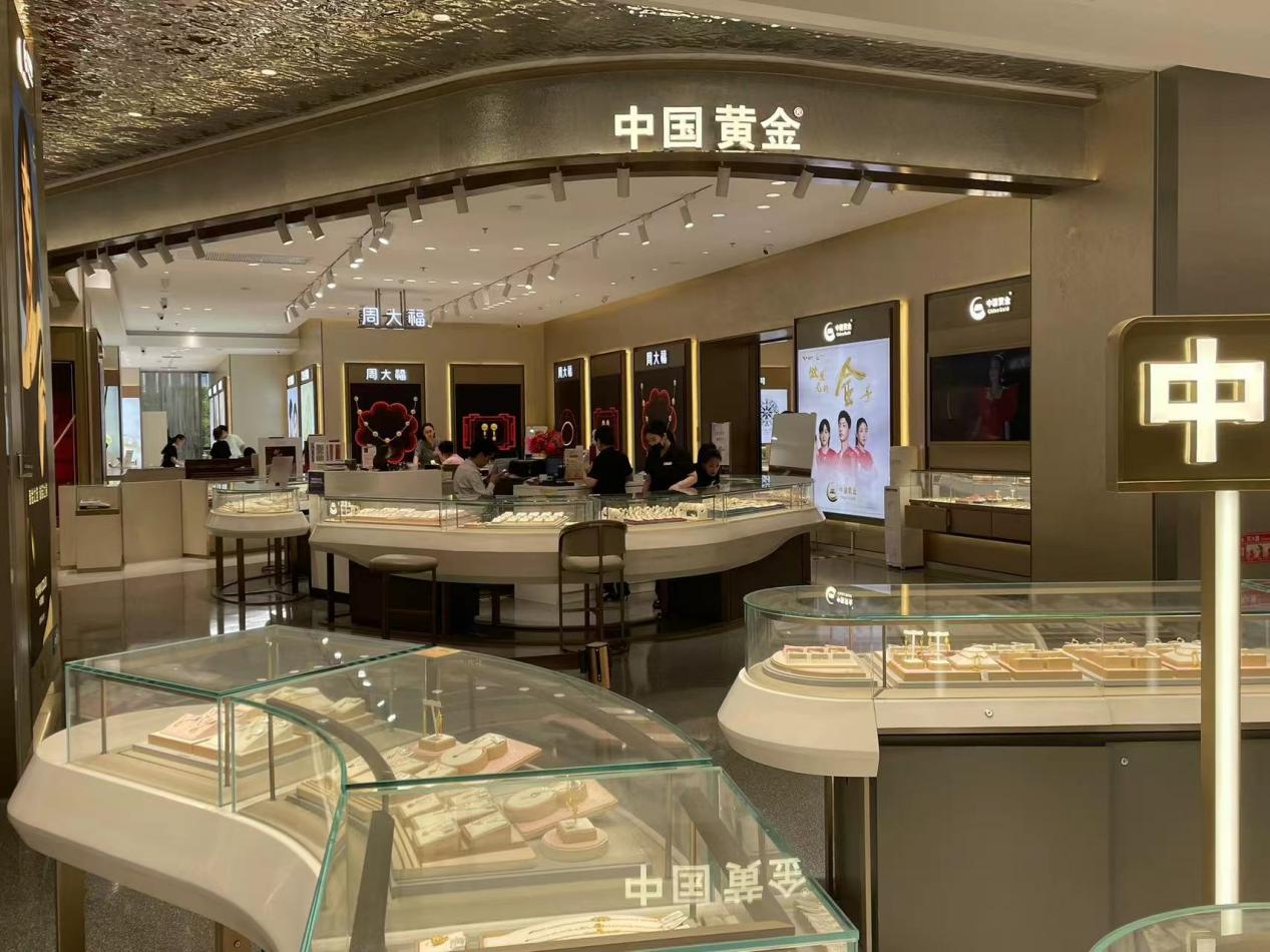 國內(nèi)飾品金價(jià)逼近800元/克！十一假期金店忙促銷，消費(fèi)者觀望情緒濃厚