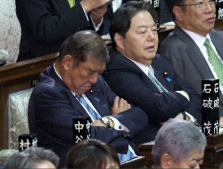 日本政府回應(yīng)石破茂選舉時(shí)“打瞌睡”，有網(wǎng)民不買賬：這是在瀆職