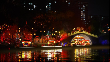 水上苗鄉(xiāng)數(shù)字夜游，光峰科技以崖壁為幕打造光影世界