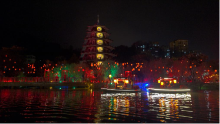 水上苗鄉(xiāng)數(shù)字夜游，光峰科技以崖壁為幕打造光影世界