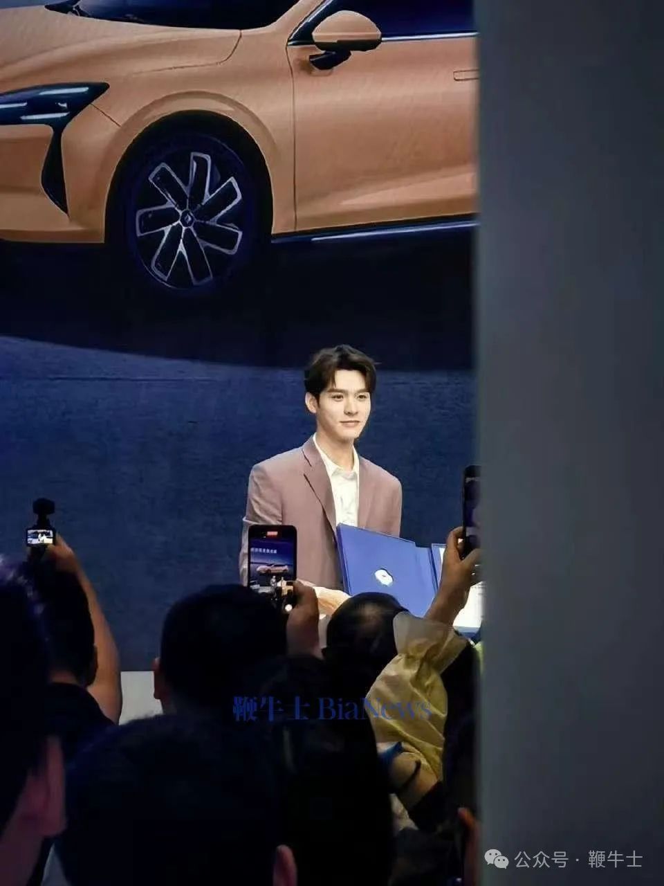 上海車展「車模」盤點(diǎn)：小鵬機(jī)器人吸睛，比亞迪派出悟空