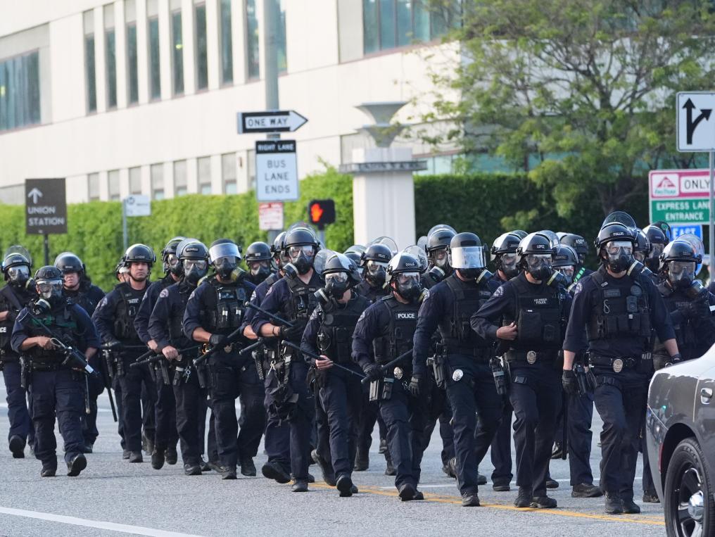 洛杉磯亂了！特朗普下令部署國民警衛(wèi)隊(duì) 防長(zhǎng)稱或出動(dòng)軍隊(duì)