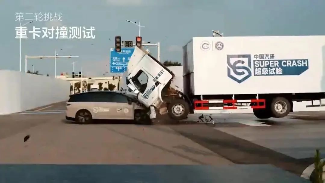 i8“碰撞門”炸鍋！理想主義墜落時刻？